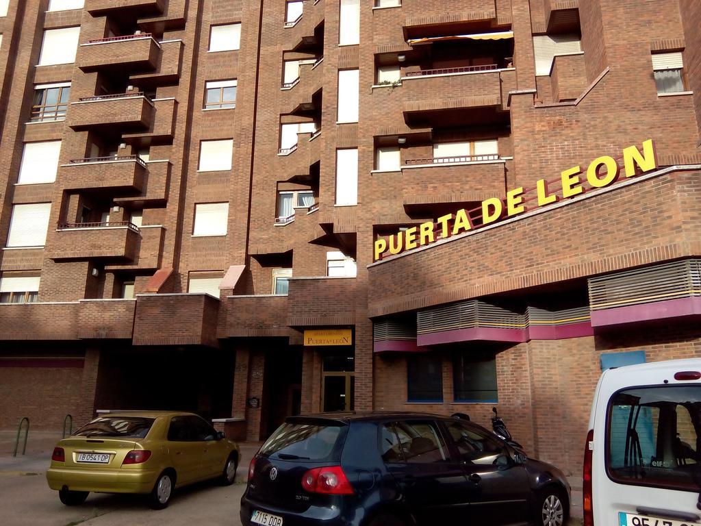 Apartamentos Turisticos Puerta De León Rum bild