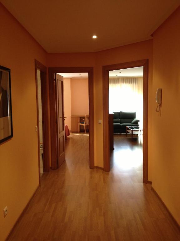 Apartamentos Turisticos Puerta De León Rum bild